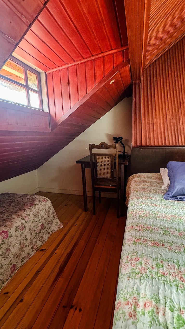 Quarto lateral 1 banheiro compartilhado