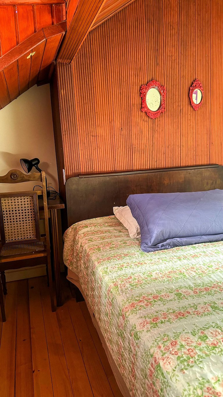 Quarto lateral 1 banheiro compartilhado